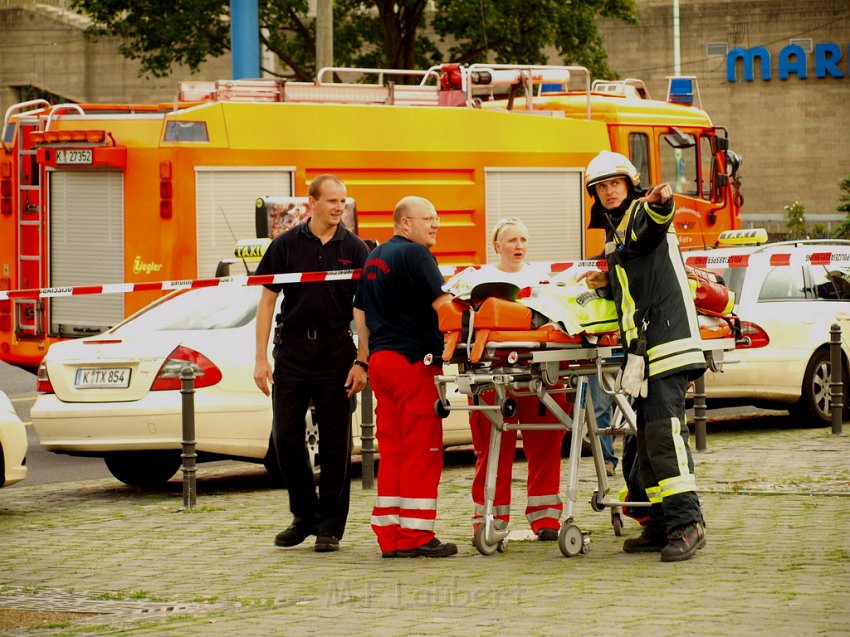 2 Denkmalkletterer hielten Feuerwehr und Polizei in Trapp Koeln Heumarkt P090.JPG